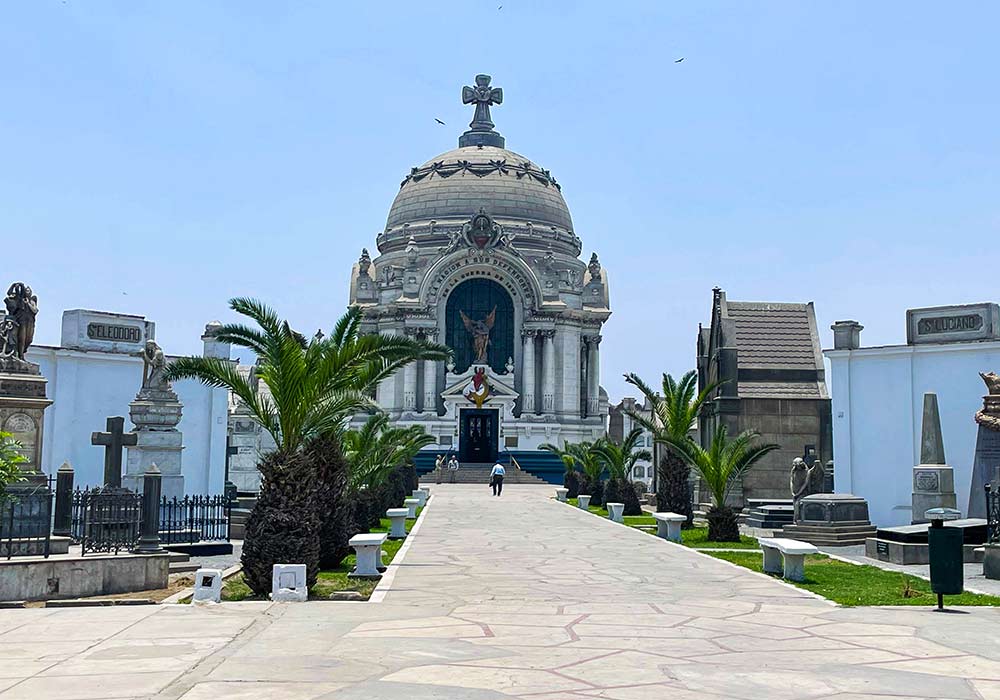 Presbítero Maestro Cemetery