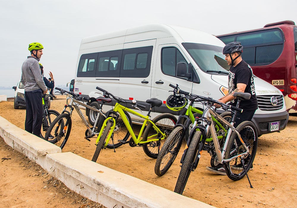 Downhill bike tour in lima