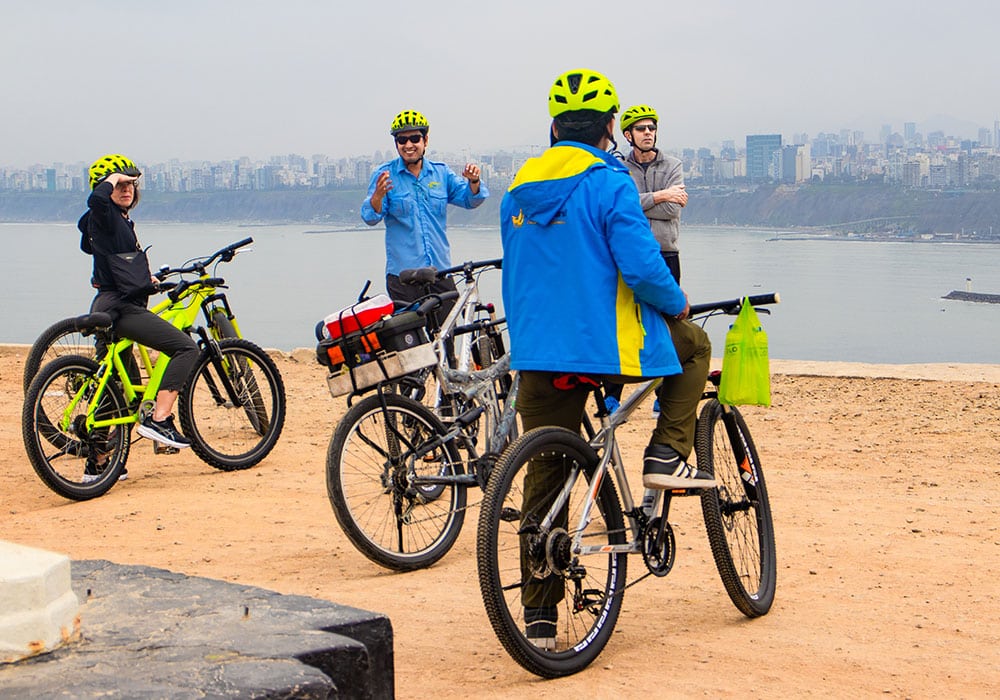 Downhill bike tour in lima